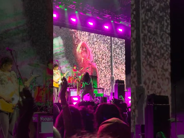 Amyl & The Sniffers with SAX 🎷 ‘U Should Not Be Doing That’ live in Melbourne #amylandthesniffers