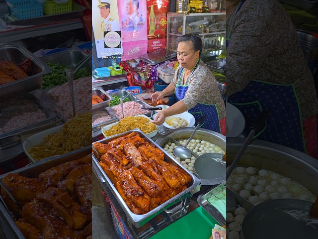 The hardworking aunt sold delicious noodles. #Streetfood #reels #thaifood #food