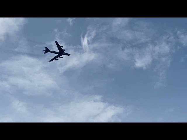 Boeing B-52 flies over the Farnborough Airshow 2024