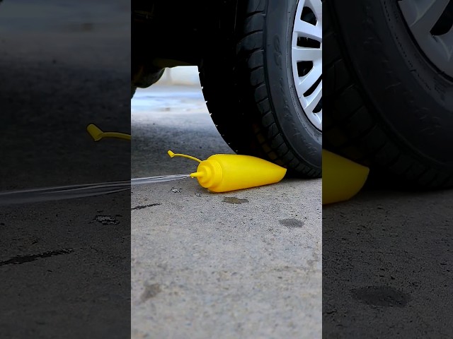 Aplastando Cosas Crujientes y Suaves con la Rueda de un Coche