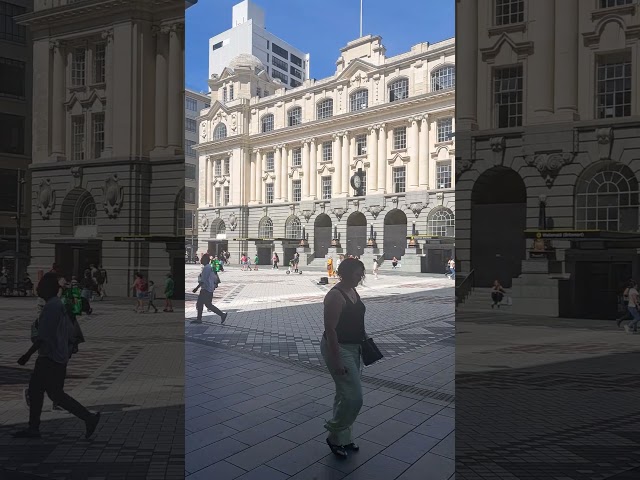 The Queen in front of Britomart, Auckland's transport hub - An Italian in New Zealand