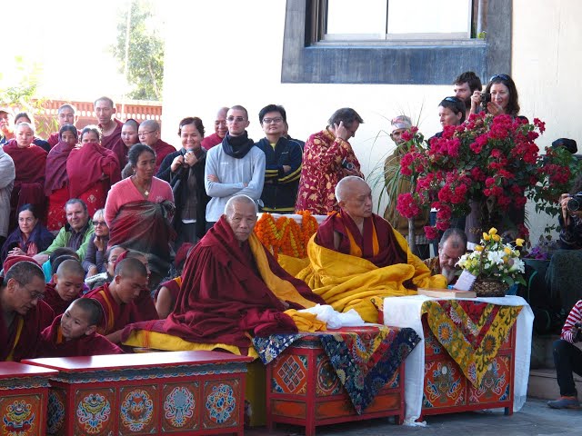 MANTRA OF THE MEDICINE BUDDHA sung by TULKU LAMA LHUNDRUP and LAMA ZOPA RINPOCHE @SanTenChan