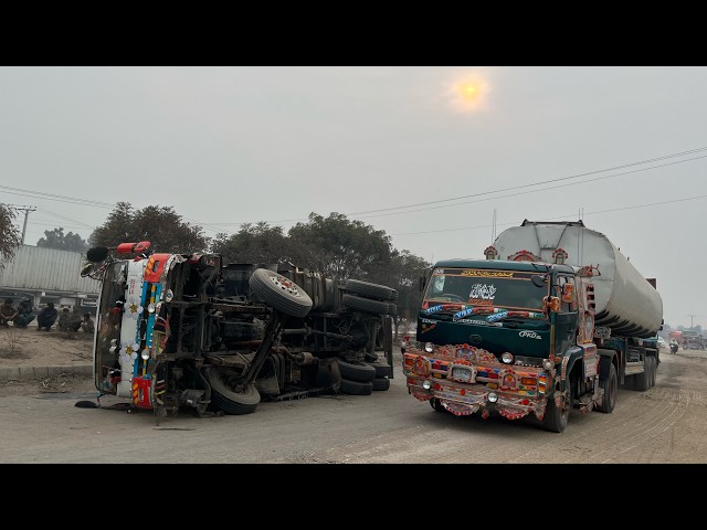 How Accidental Loaded Truck Repair in the Middle of the Road” Pakistani Truck