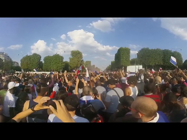 Le Rond Point des Champs-Elysées en mode carnaval pour fêter la Coupe du Monde ⚽️🇫🇷🏆⭐️⭐️