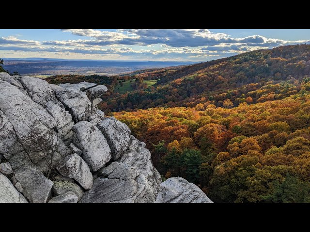 Bonticou Crag ROCK SCRAMBLE with FALL FOLIAGE in Mohonk Preserve, NY (Virtual Reality / VR180 POV)