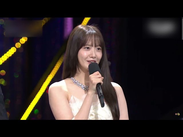 [ ENGSUB ] YoonA won popularity award - The 43rd Blue Dragon Film Awards