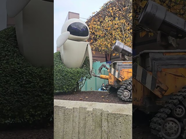 WALL-E and EVE's Romantic Adventure at Disneyland Paris