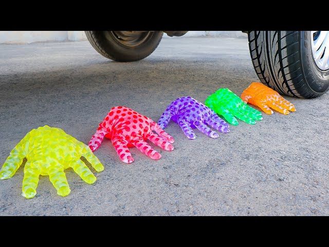 Aplastando Cosas Crujientes con el Coche | Experimento: Guantes de Orbeez VS Rueda de Coche