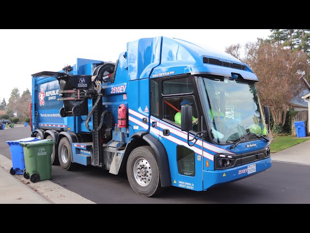 Republic Services McNeilus Volterra ZSL Electric Garbage Truck