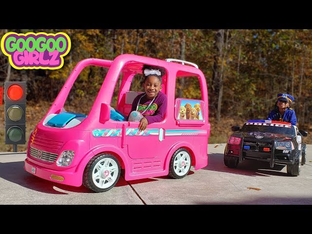 Red Light Means Stop! (Learn Traffic Signs with Goo Goo Girlz)