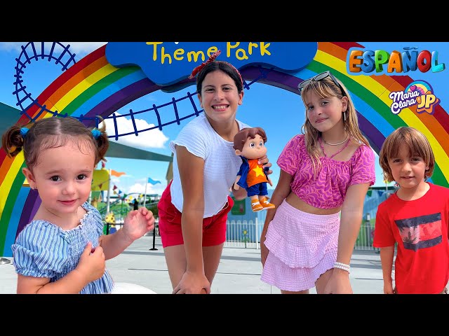 Maria Clara y sus amigos juegan en el parque Peppa Pig