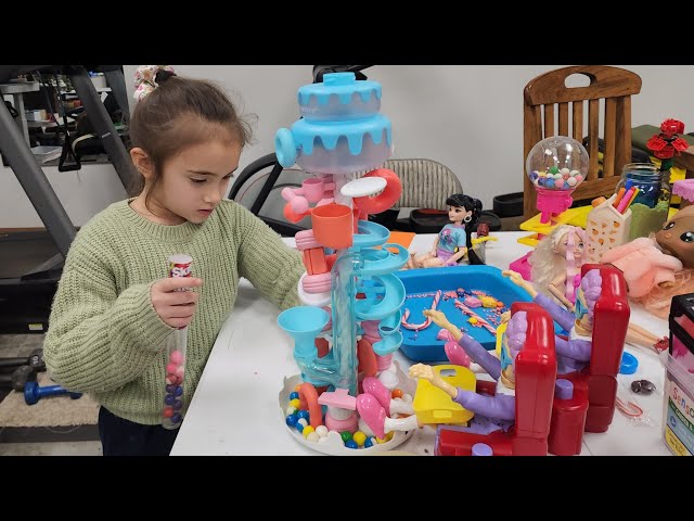 Cute Girl Playing SUPER Gumball Tower #shorts #asmr #gumballtower #gumball #satisfying #trendingnow