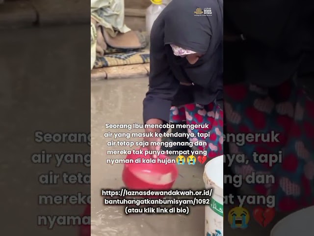 Ibu Ini Berjuang Melawan Banjir di Tendanya di Ghozza