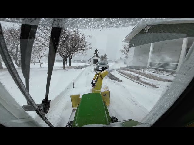 Snow clearing in a 70 km/h wind blizzard with the John Deere 322.