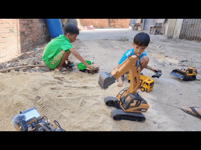 🚧 Team RC Hard at Work! Busy Construction Site Action! 🚜🏗️#rctruck #rctoys #rcexcavator