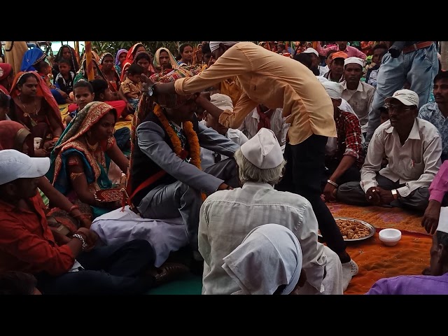 Lal pili veera tari pagdi pagdye ye chamke Hira mara vira