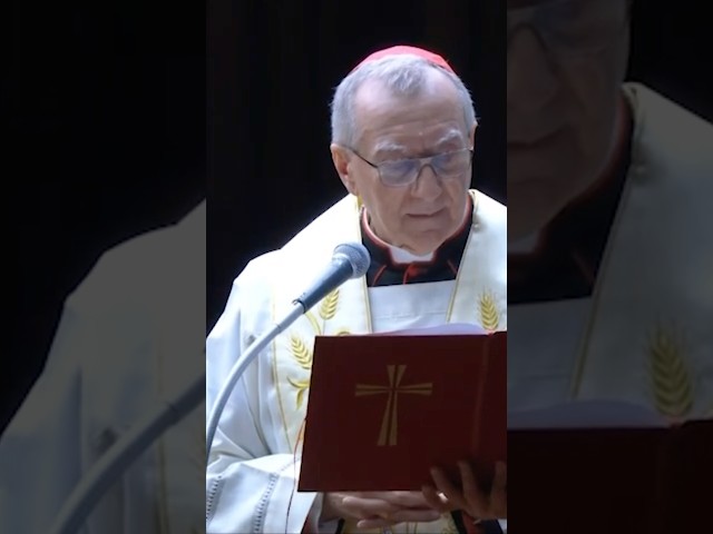 Parolin preside un Rosario en la Plaza de San Pedro para pedir por el papa