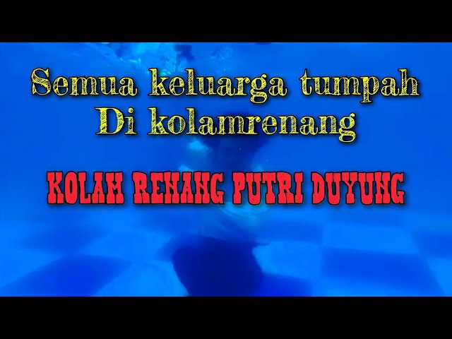 Mama gak ikut berang cuma di saung aja tapi semua keluarga tumpah di kolam renang