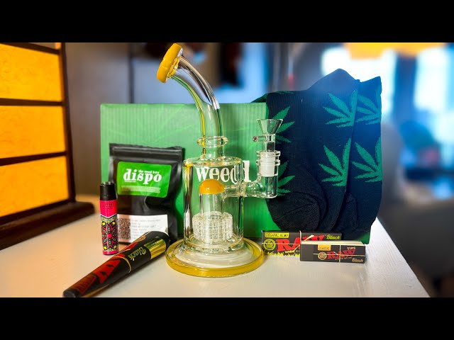 EPIC Stoner SUBSCRIPTION Box w/ FLOWER! | The Weed Box REVIEW