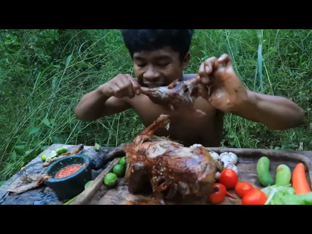 Surviving in the Rainforest: Cooking and Enjoying Delicious Turkey(2160p)