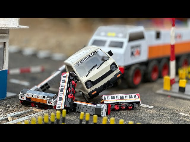 Wooden Train Hits Pickup Car at Crossroads Railroad Crossing | Kereta Api Kayu Tabrak Mobil Pickup