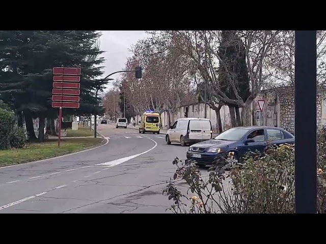 Ambulancia SVB del SACYL en urgencia solo con las luces