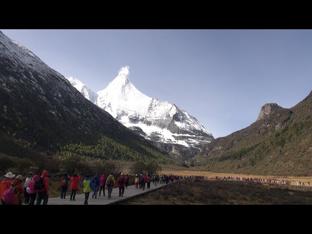 Shangri-La 07 - Walking to Luorong Cattle Farm, surrounded by 3 sacred Mountains of Yading