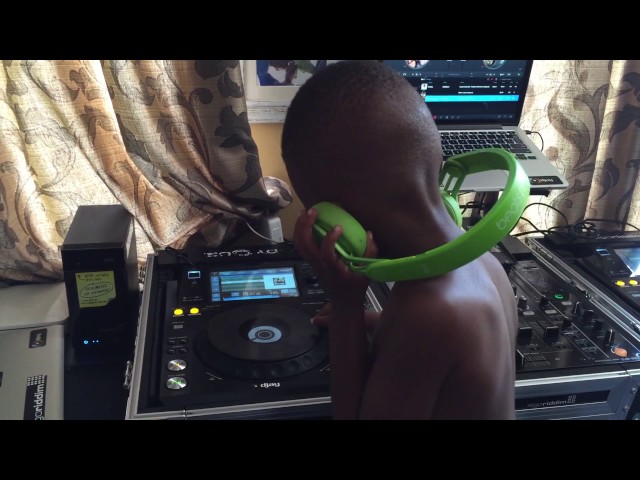 No cables, Power off, pre recorded or fake? Dj Arch Jnr  (4yrs) Worlds Youngest DJ