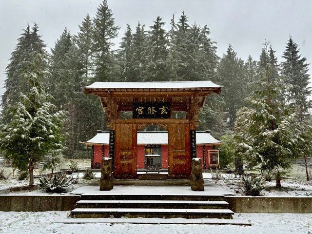 XuanXiuGong Daoist Monastery: Walking in the Snow