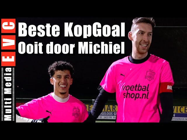 Michiel van Cemi met Beste Kopgoal Ooit en Celine die hem toezingt