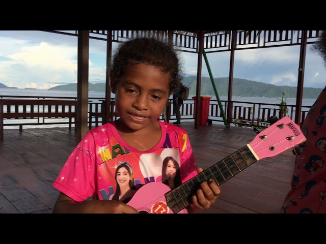 Lagu INDONESIA RAYA anak-anak Raja Ampat, Papua Barat