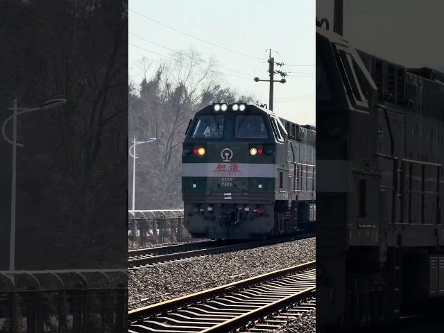 Honk the horn! Harmony No. 5 traction truck honked the horn and passed through the Ningwu line Eryao