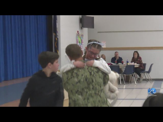 Navy sailor surprises daughter at school in VB