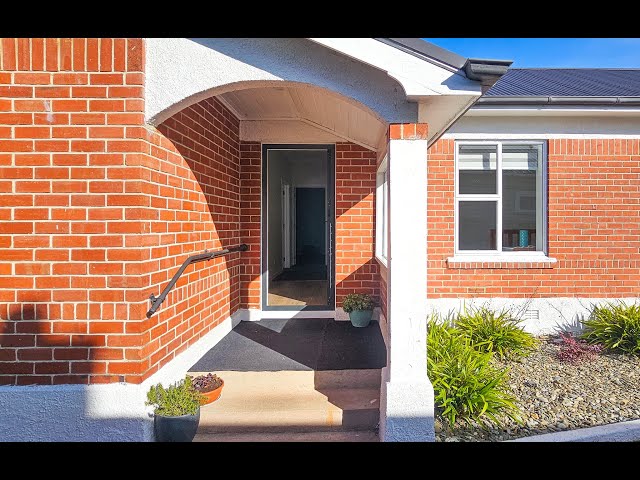 - Move or drag the screen around to see - 192 Gladstone Road - 360 walk-through tour in 4k