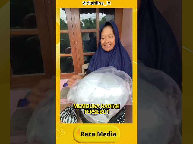 VIRAL SEORANG IBU SANGAT SENANG DIBERIKAN HADIAH HELM BARU OLEH ANAK PEREMPUANNYA