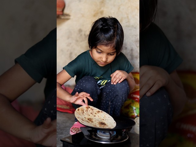 Mansi ne Bhai ke Liye Roti 🍪🍪 Banaya #shorts #sister #love #funnyshorts