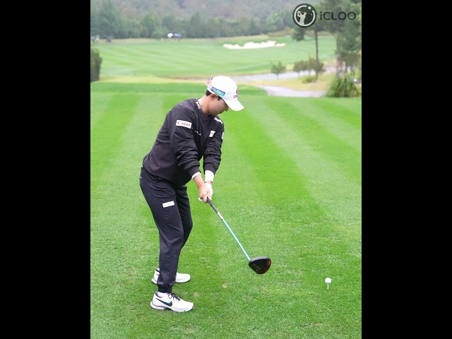 It's hard to believe that she send an average of 250 yards by hitting like this. #hyojookim