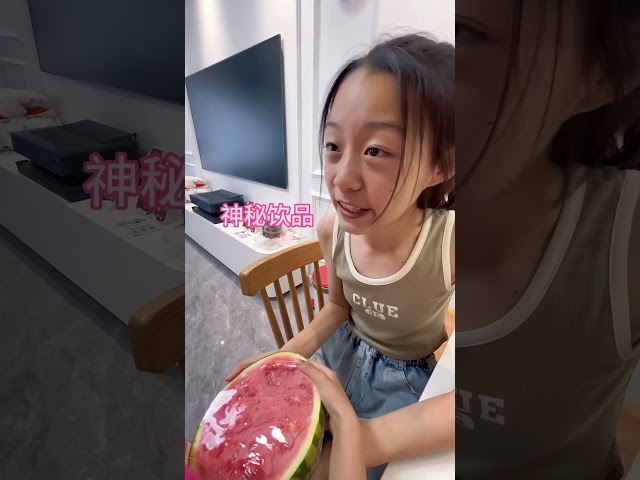 妹妹哄弟弟真有一套，最後還和姐姐分享西瓜 #快乐#夏天该有的样子 #亲子 #分享