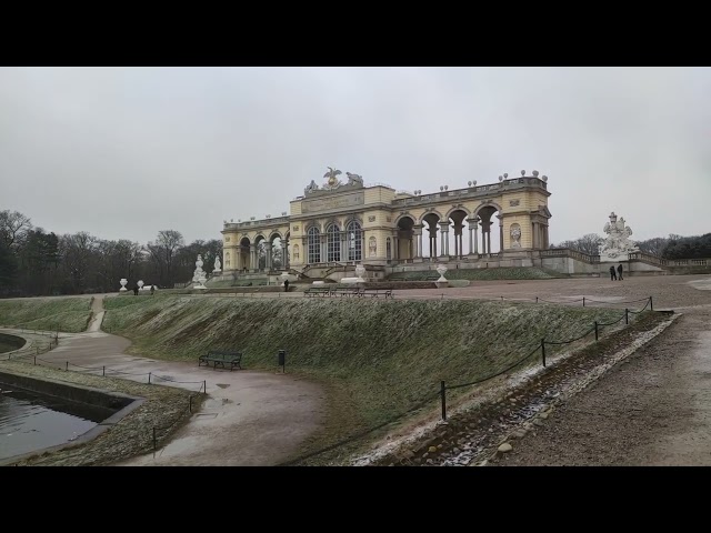 Gloriette Schlosspark Schloss Schönbrunn Wien Rundgang Spaziergang Winter Schnee Garten Park Reise