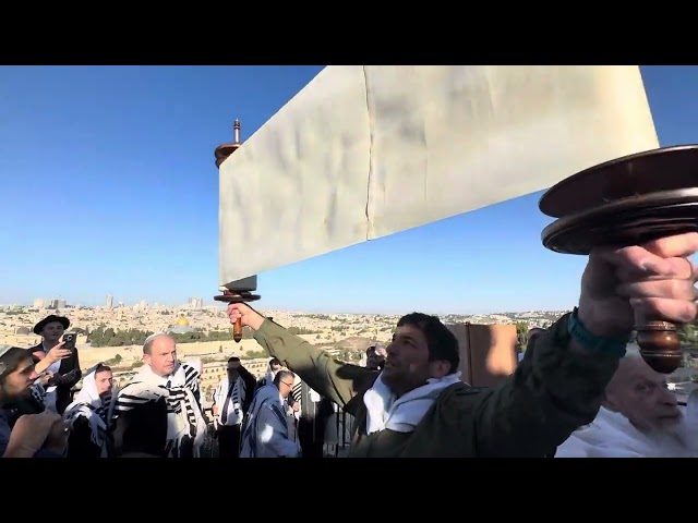 IDF Officer lifting the Torah overlooking the Temple Mount