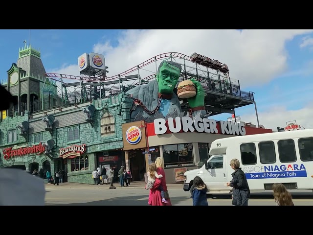 Niagara Falls, Canada: Clifton Hill, Drive through