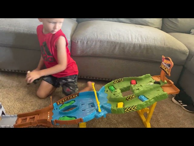 Five Alarm vs. Gunkster Hot Wheels Monster Truck Race