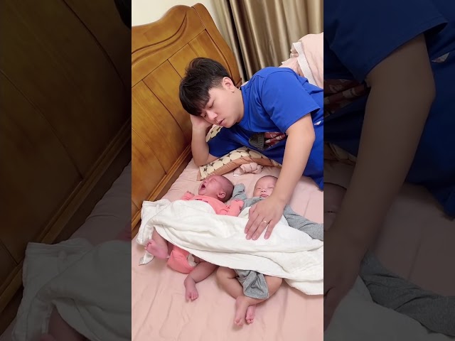 Dad: It’S So Hard To Put Twins To Sleep#cutebaby #funny #baby#babysitting#fatherlove