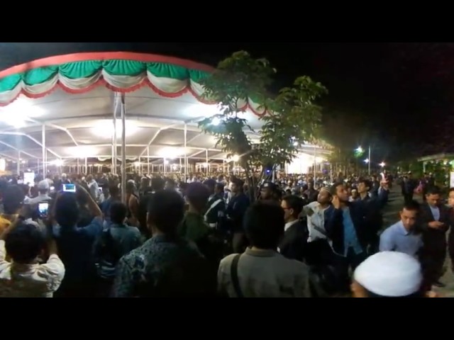 Dr. Zakir Naik visit UNIDA Gontor - Yang ini murni seperti ingin selpi :D