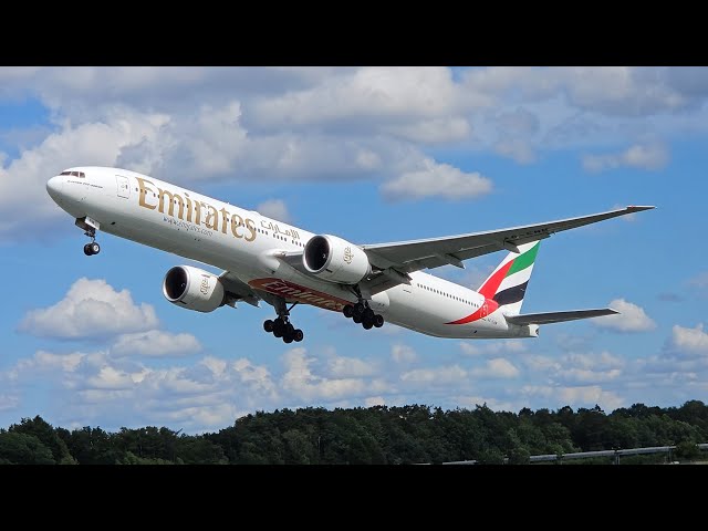 Emirates B777-300ER take of Hamburg Runway 33