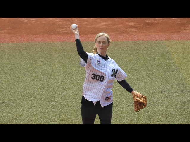 Charlotte Kate Fox ceremonial first pitch⚾very beautiful♥️ Japanese professional baseball