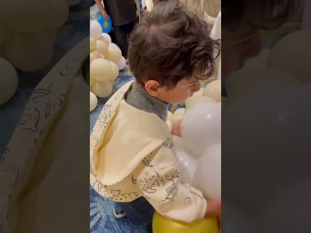 Baby loves balloons 🎈 #cutebaby #babyhub #cute #babyhugg #babyhug #love #babieztv #funny #cuteaby