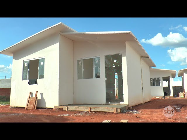 CASAS SÃO CONSTRUÍDAS EM MENOS DE DUAS HORAS E CÔMODOS SÃO ENCAIXADOS COMO SE FOSSEM BRINQUEDOS