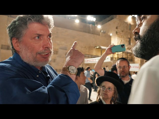 Shocker! Former Muslim Tries to Convert Rabbi Tovia Singer to Christianity at the Kotel!