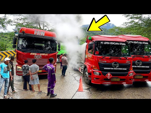 INSIDEN TERBURUK DI SITINJAU LAUIK !!! Sopir Di Bikin Pusing Truk Tersangkut Melintas Tikungan Licin